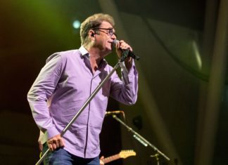 Huey Lewis Cancels 2018 Live Shows Due to Hearing Loss