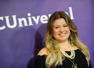 Kelly Clarkson, Blake Shelton and More Set to Perform at the 2018 CMT Music Awards