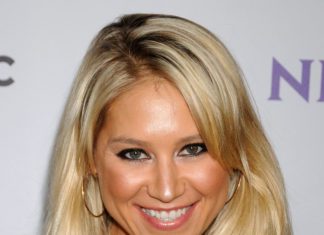 Anna Kournikova Dances to Enrique Iglesias’ music with One Of Twins