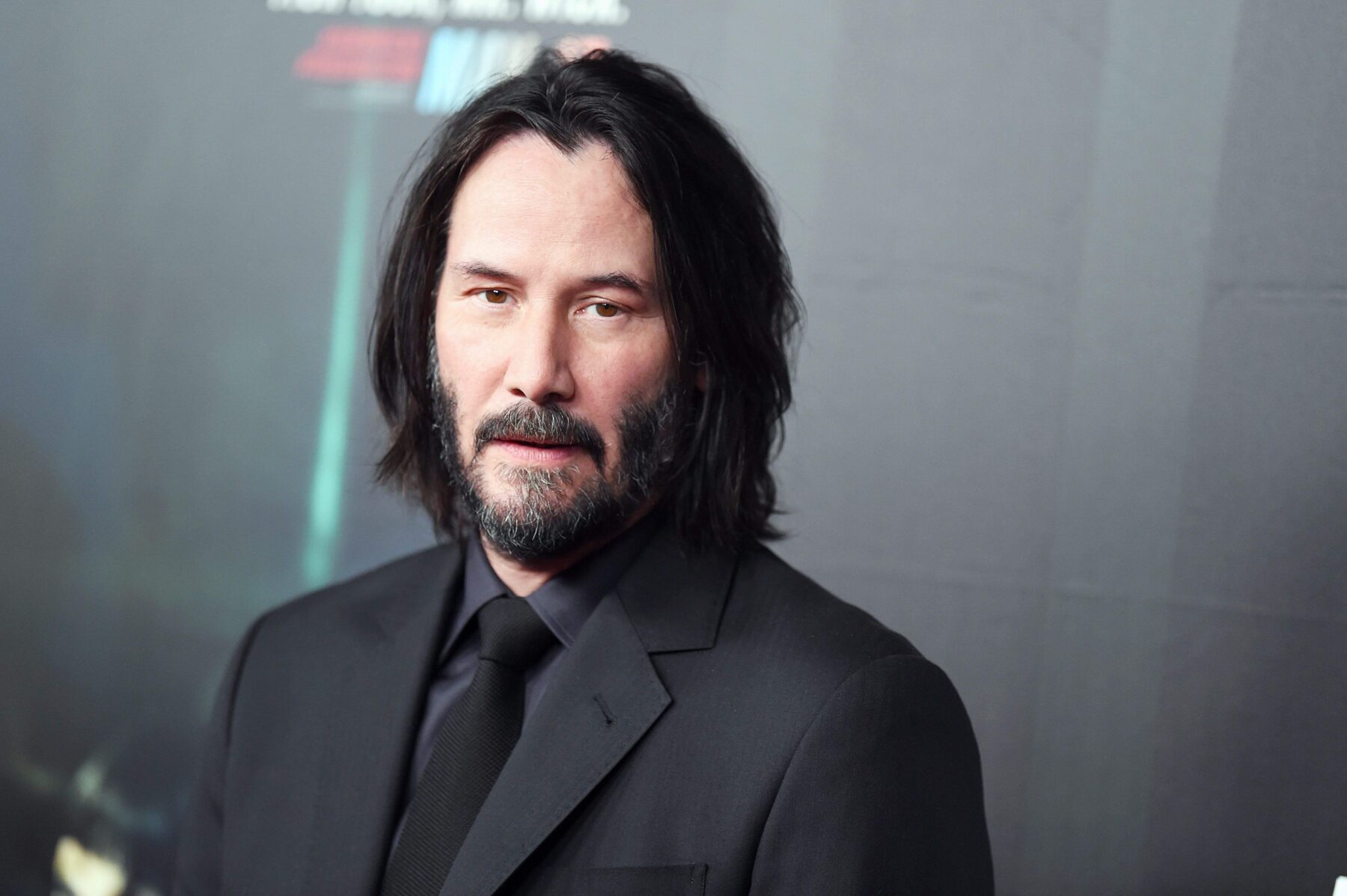 Keanu Reeves Takes No Chances When it Comes to Posing for Pictures TheDailyDay